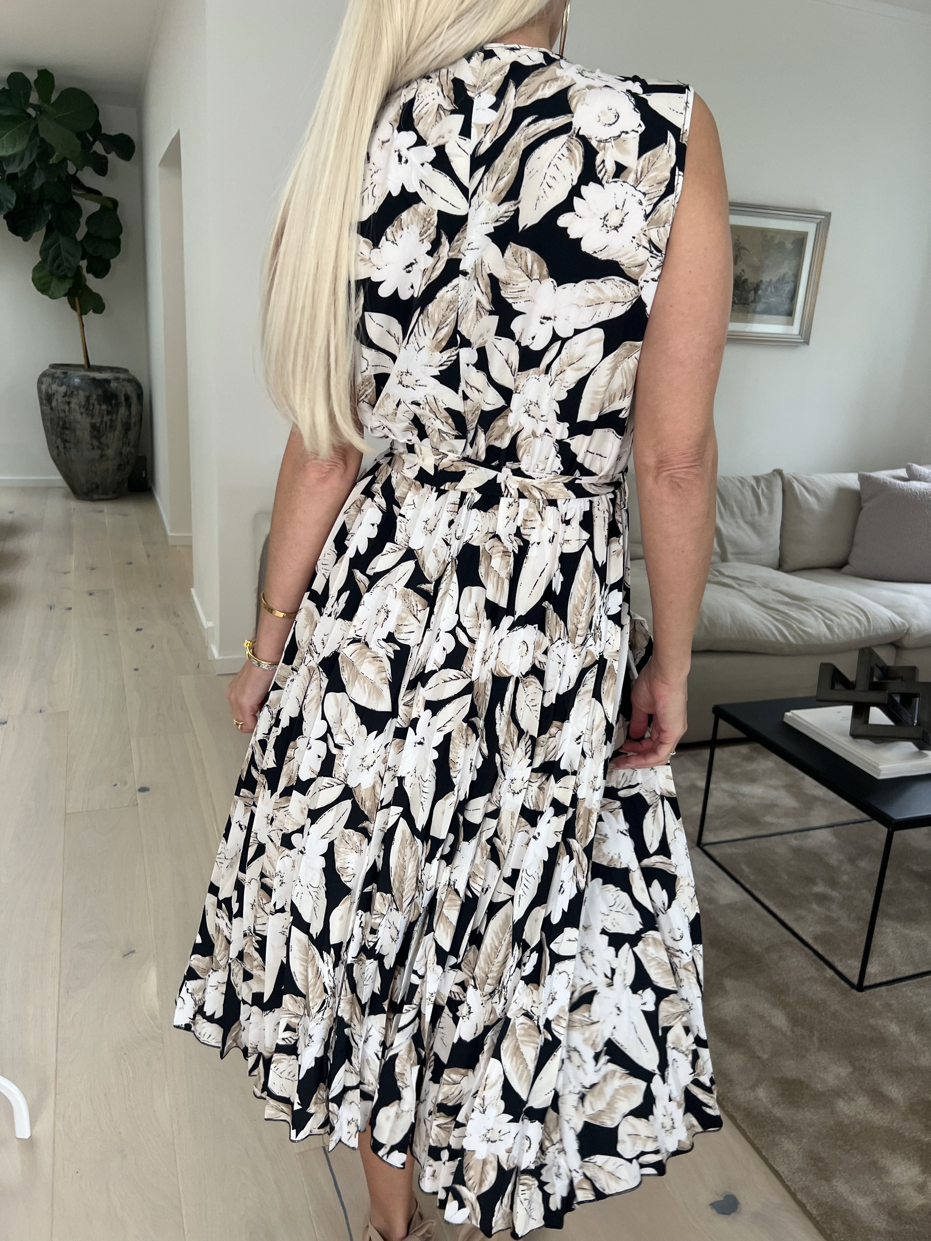 Amelie - Blomstret kjole med plissering